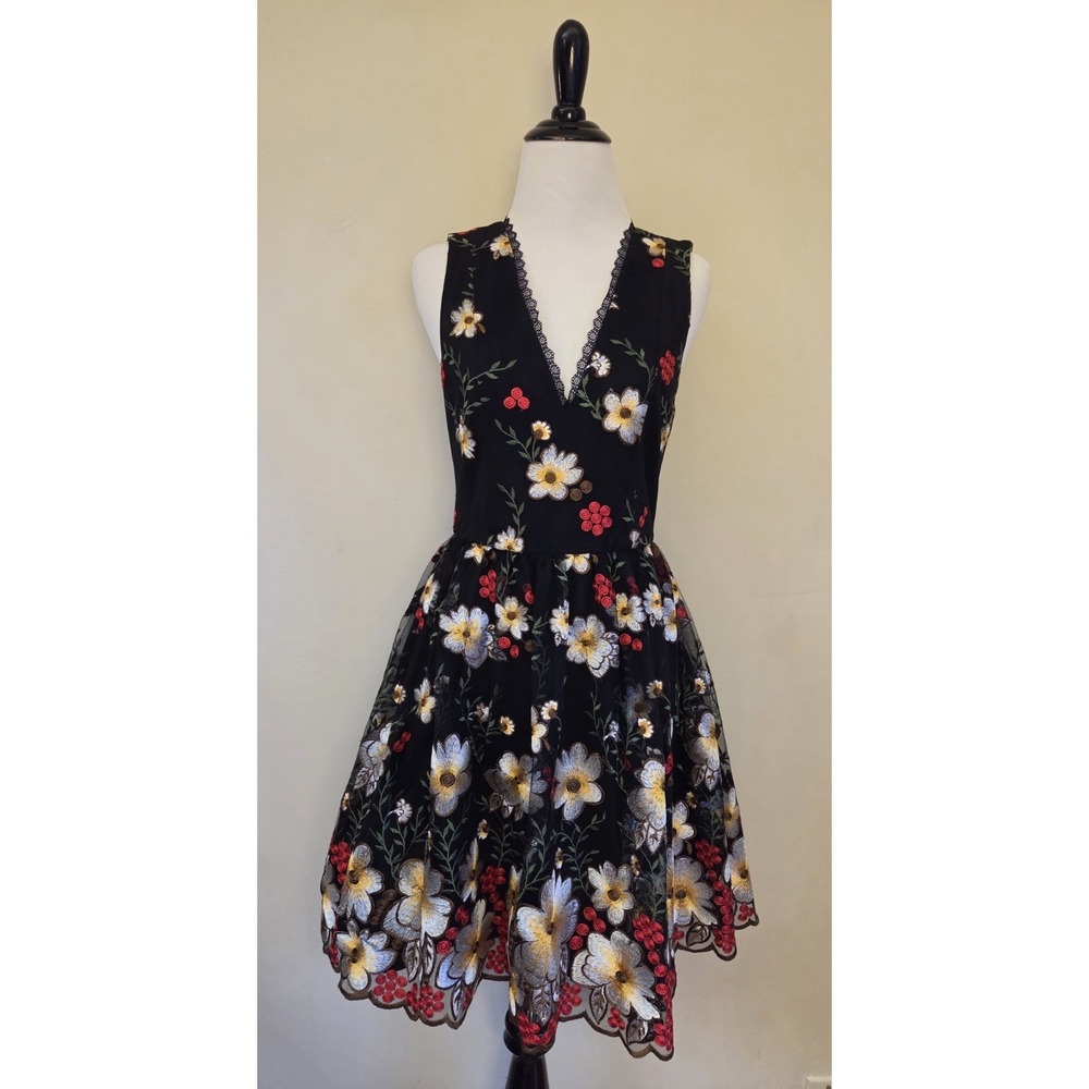 Alice + Olivia Becca Pouf Dress Embroidered Flower Black Dress Size 4